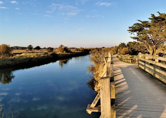 Le Pavillon 50m De La Grande 莱萨布勒-多洛讷